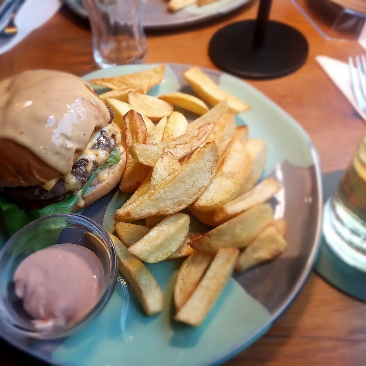 Beef Burger Mit Pommes