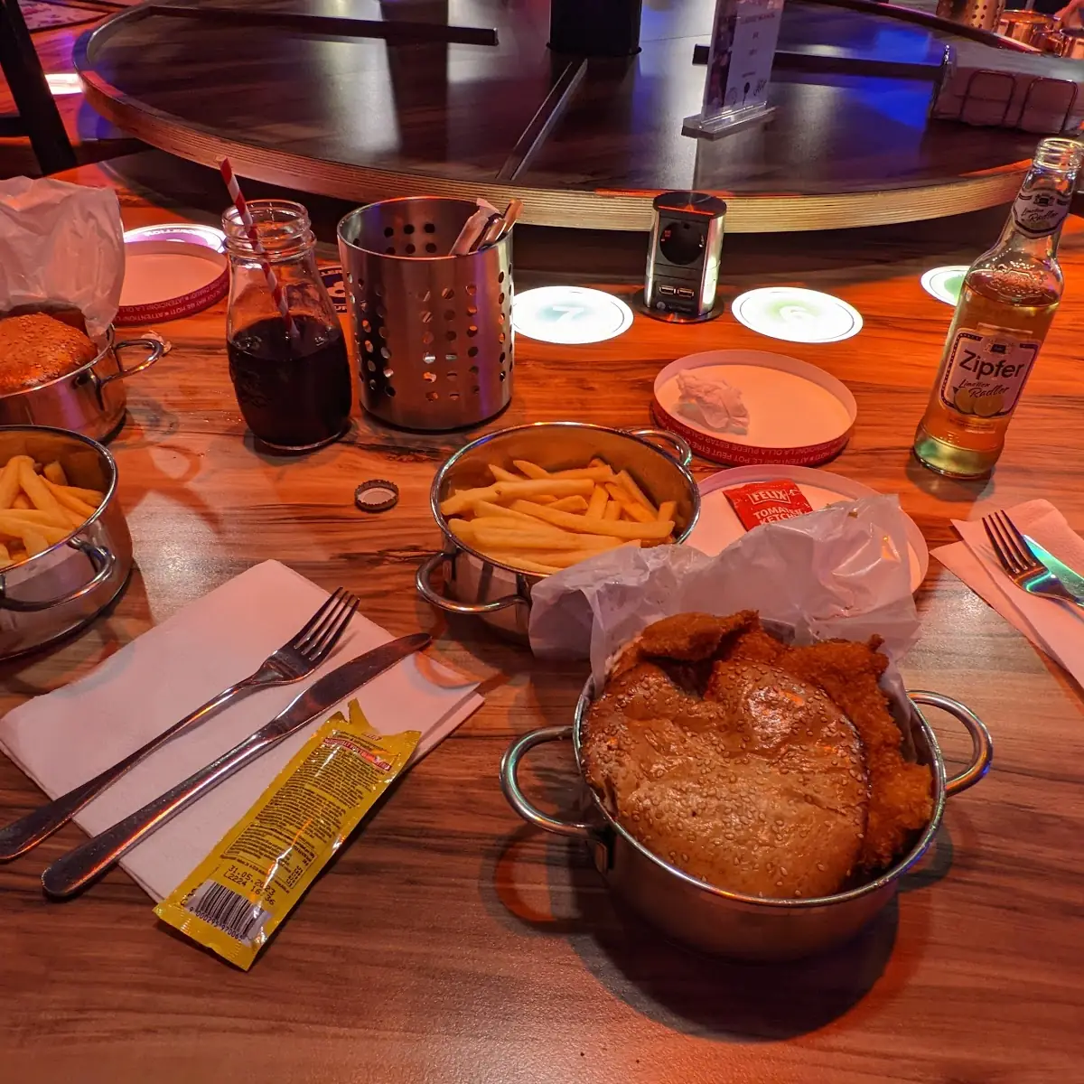 Chicken Burger Mit Pommes