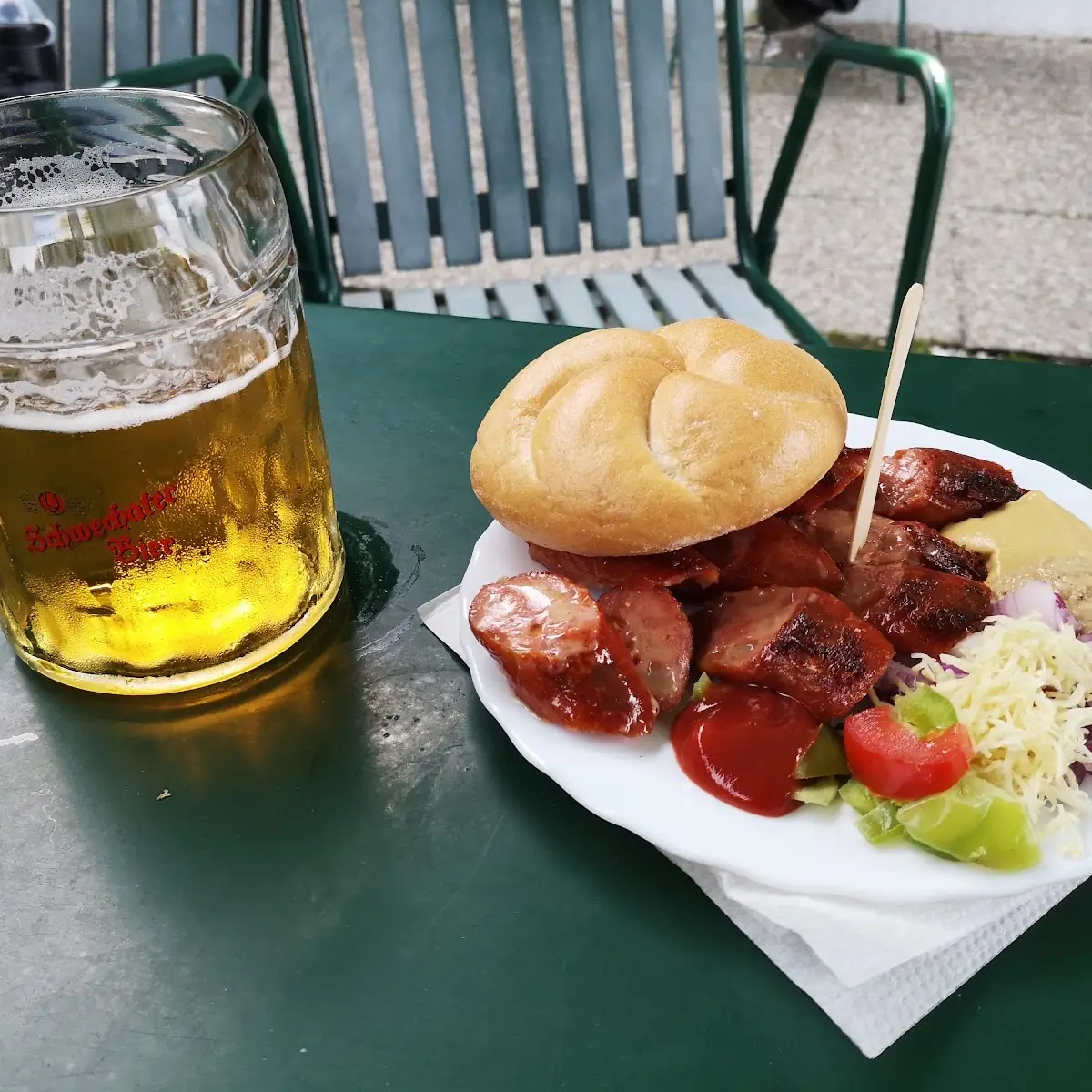 Käsekrainer Mi Semmel Kren Und Zwiebel Senf