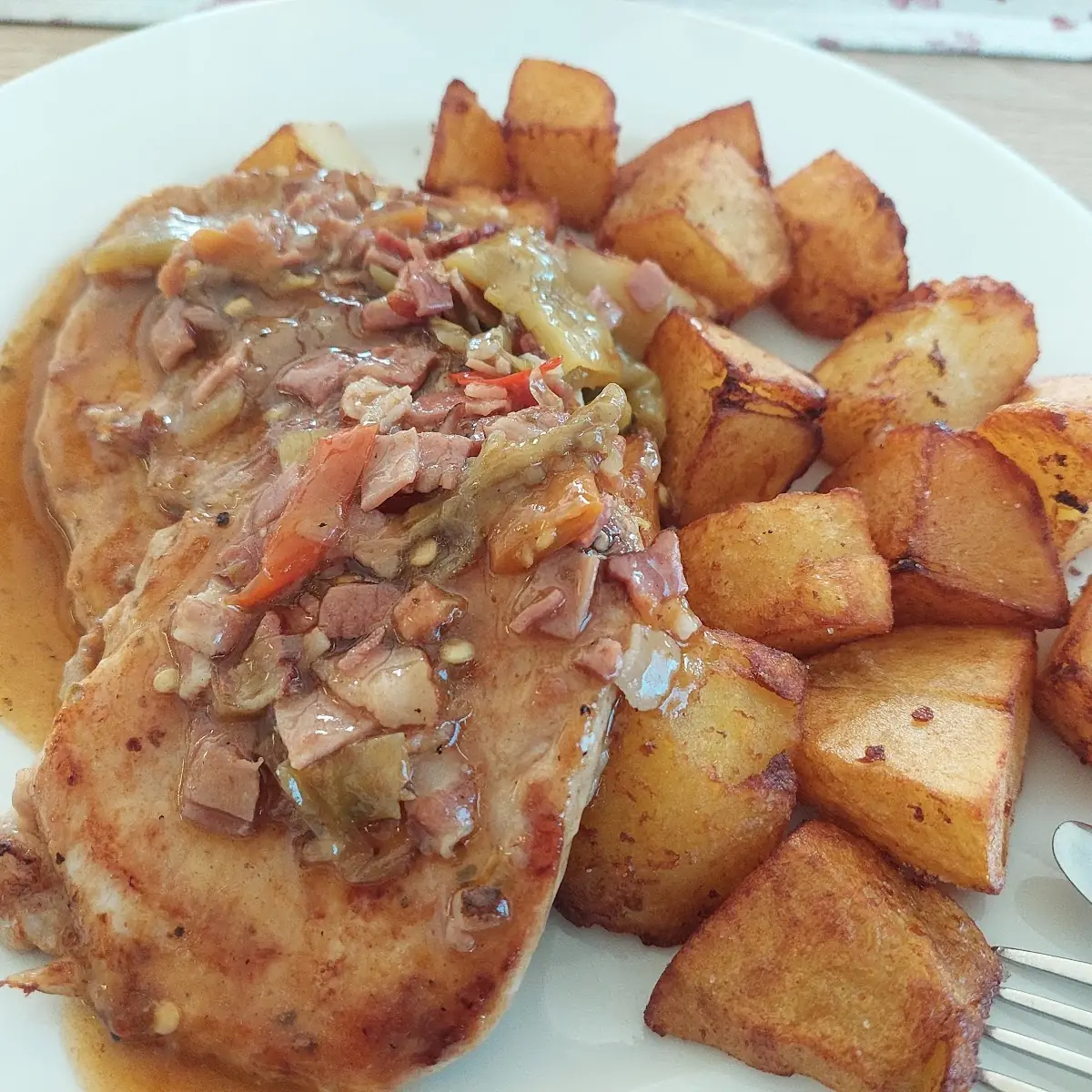 Kotelett Mit Letscho Und Bratkartoffeln