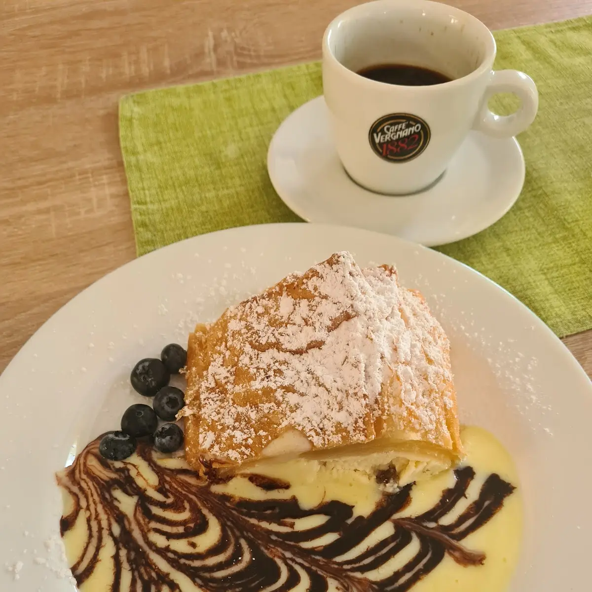 Topfenstrudel Mit Vanillesauce