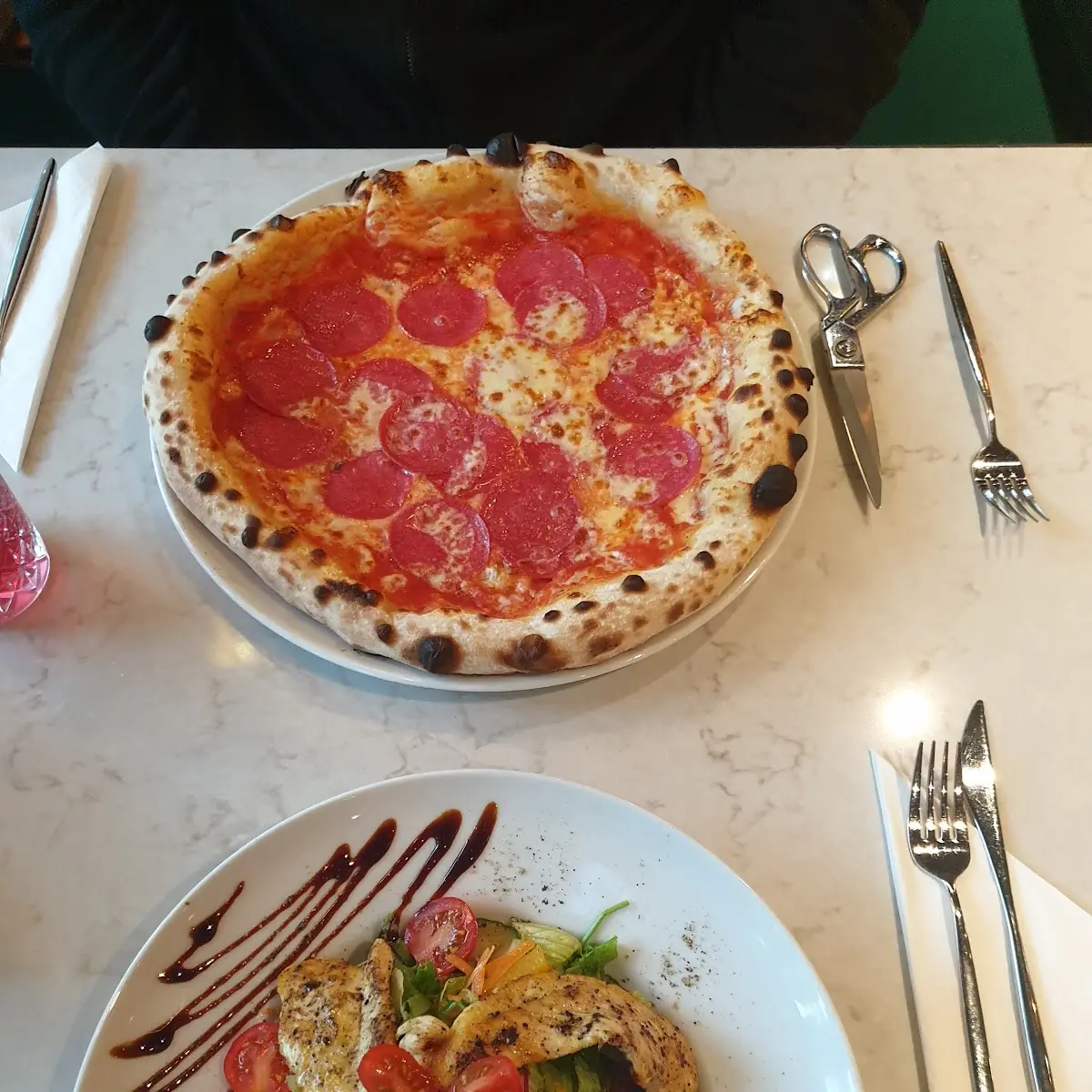 Pizza Salami Und Insalata Di Pollo
