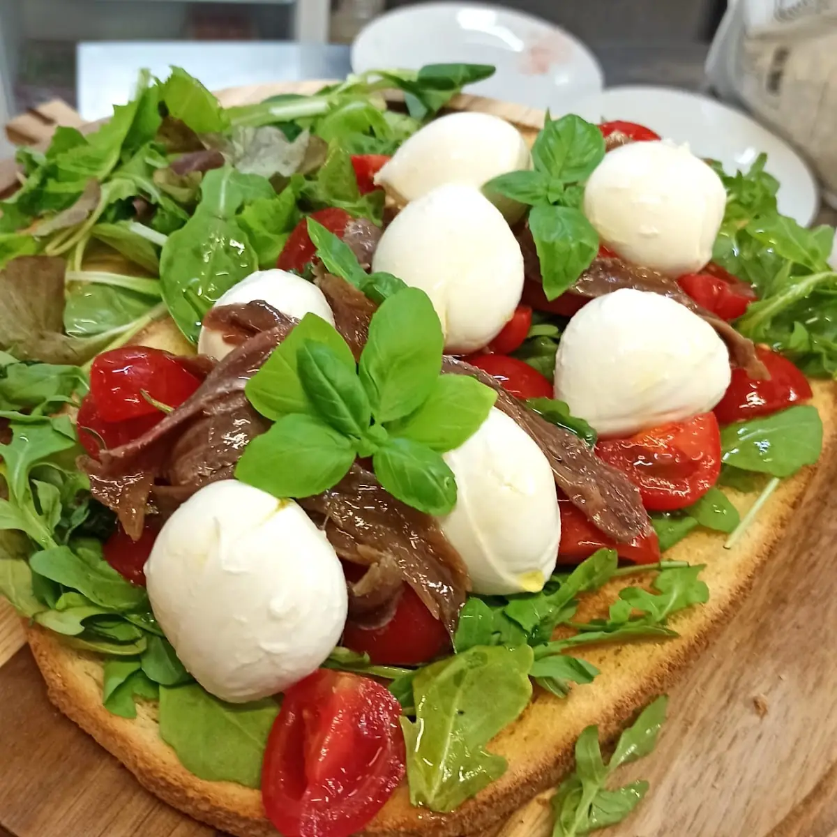 Bruschettona Con Bocconcini Di Mozzarella Di Bufala Pomodorini Acciughe E Basilico