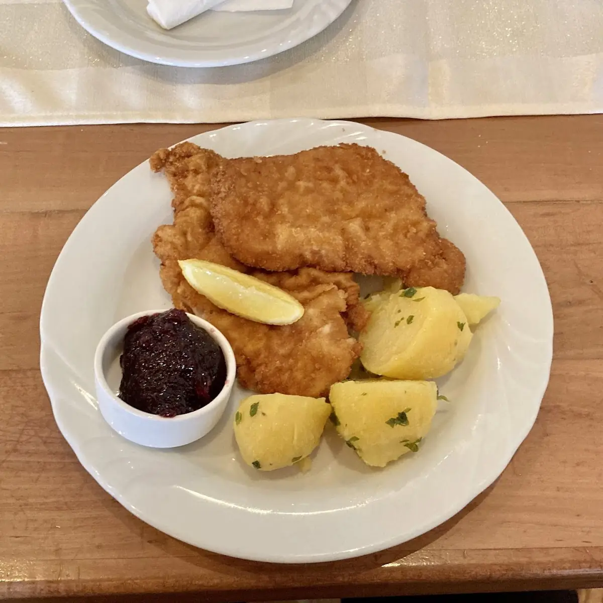 Vídeňský Řízek A Vařené Brambory