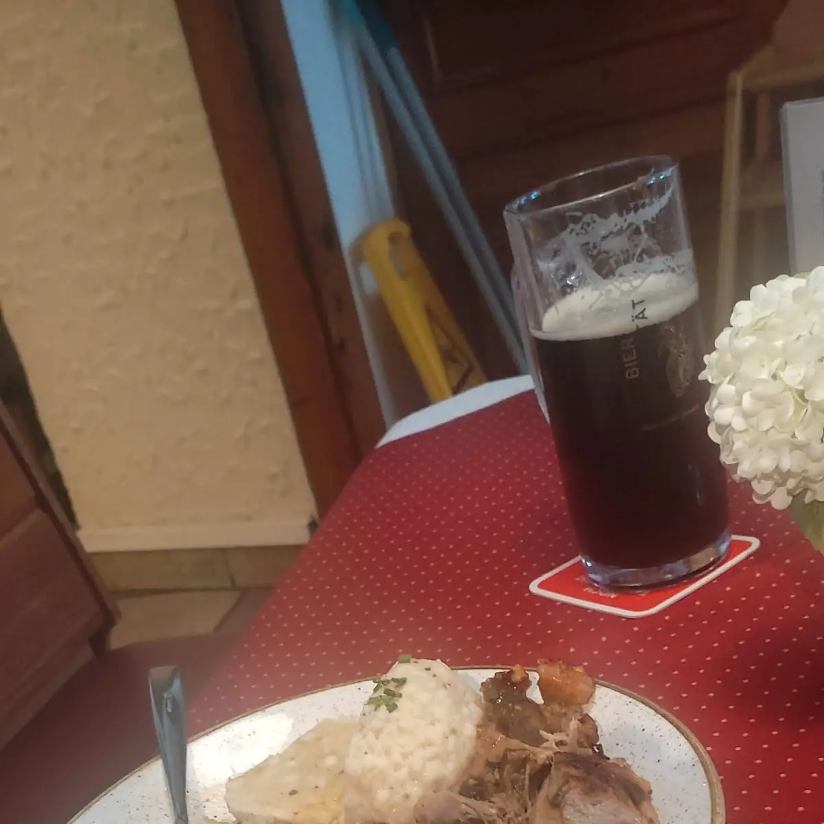 Schweinebraten Mit Sauerkraut Und Knödel