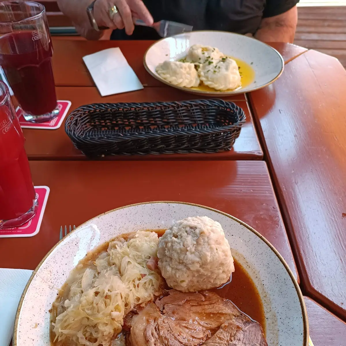 Schweinsbraten Mit Semmelknödel Und Sauerkraut