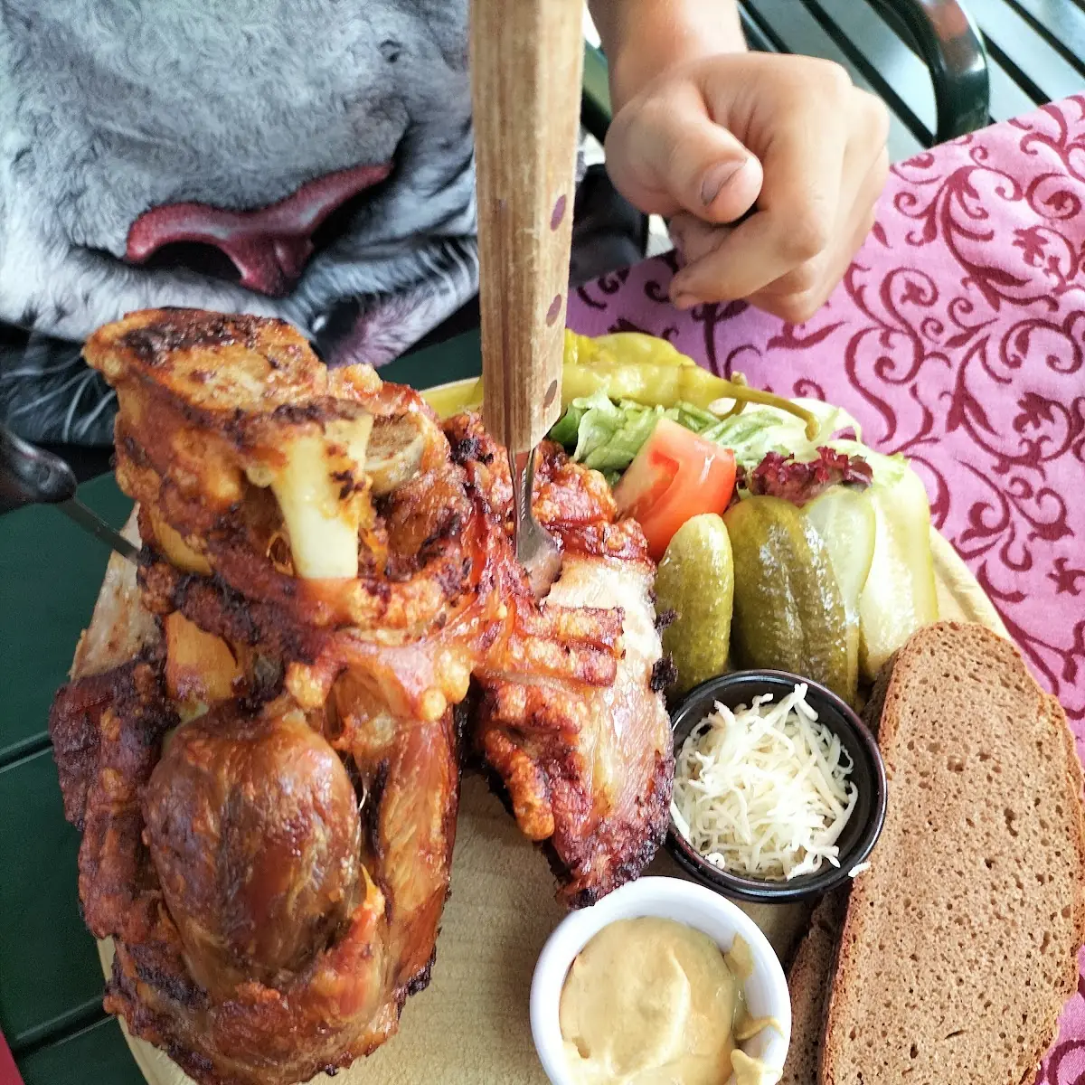 Schweinshaxen Mit Garnitur Und Brot