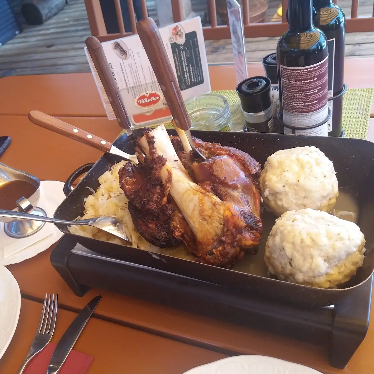 Stelze Mit Sauerkraut Und Knödel