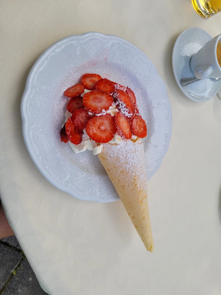 Stanitzel Mit Schlag Und Früchten