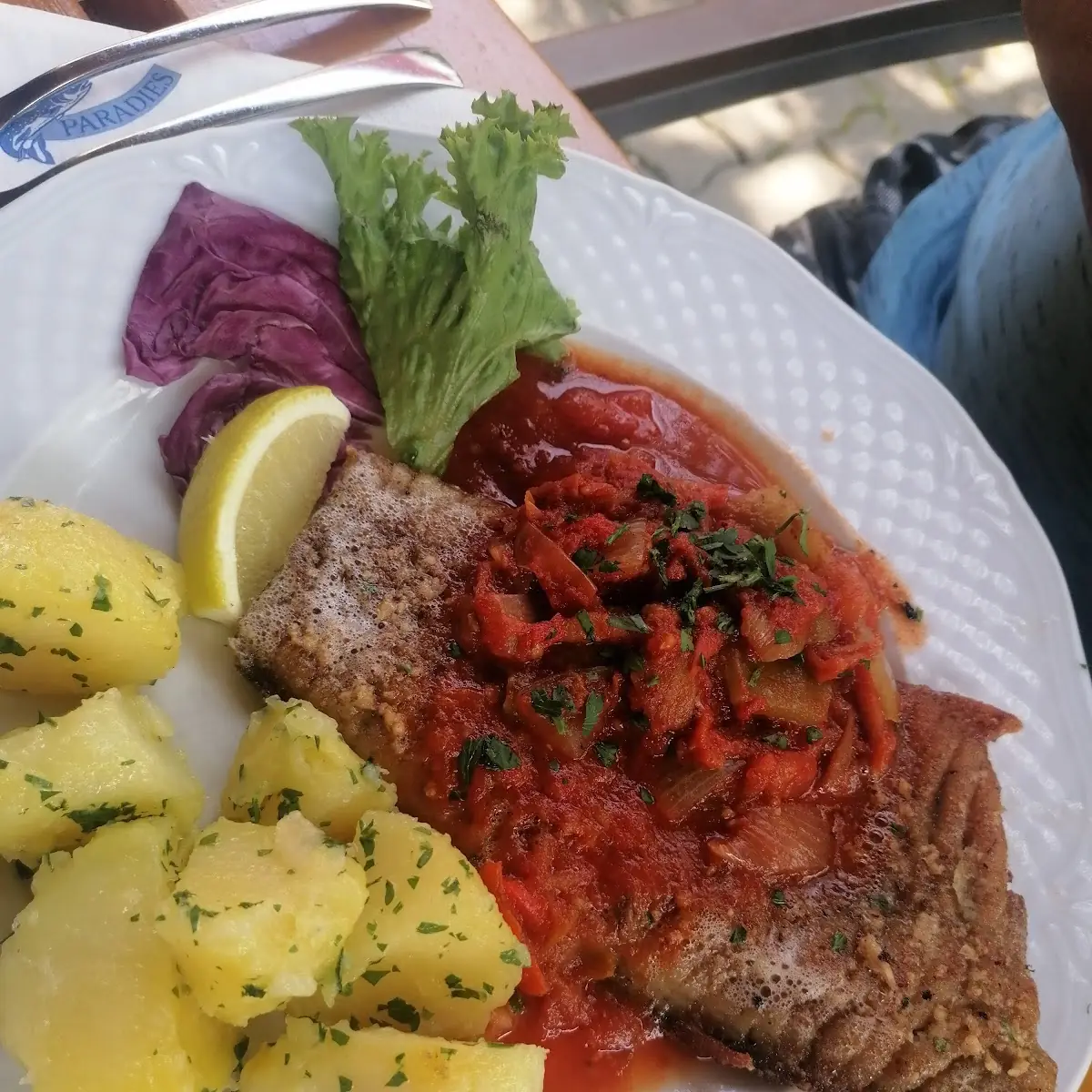 Karpfenfilet Auf Serbische Art Mit Letscho Und Petersilienkartoffen