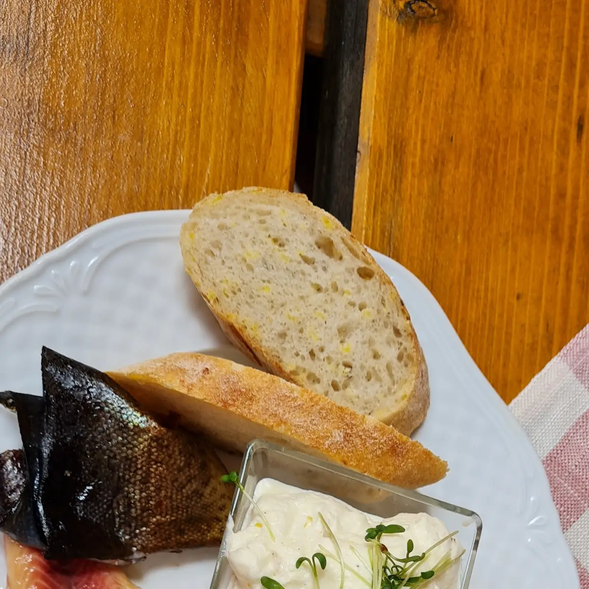 Räucherforellenfilet Mit Oberskren Und Gebäck