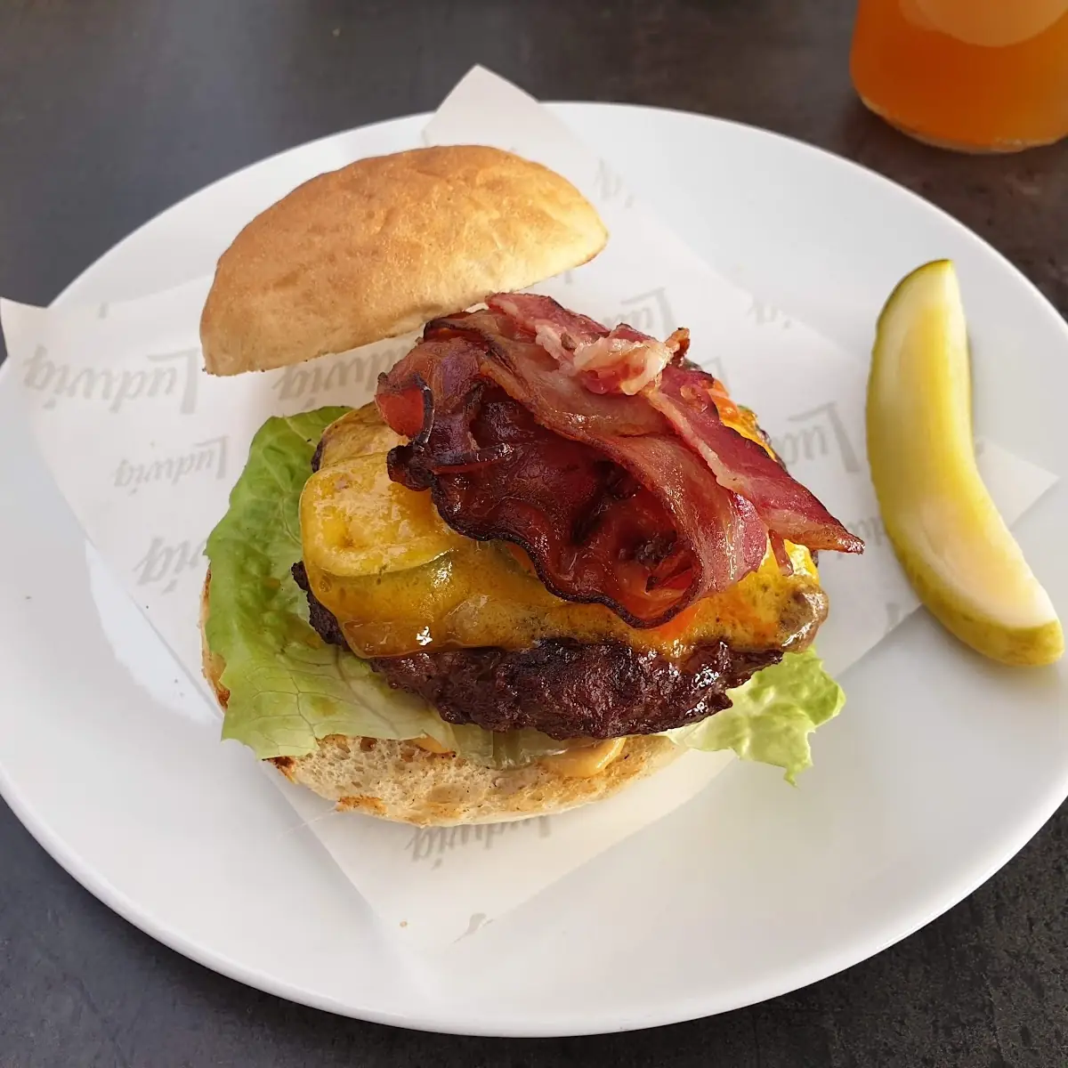 Speck & Zwiebel Burger