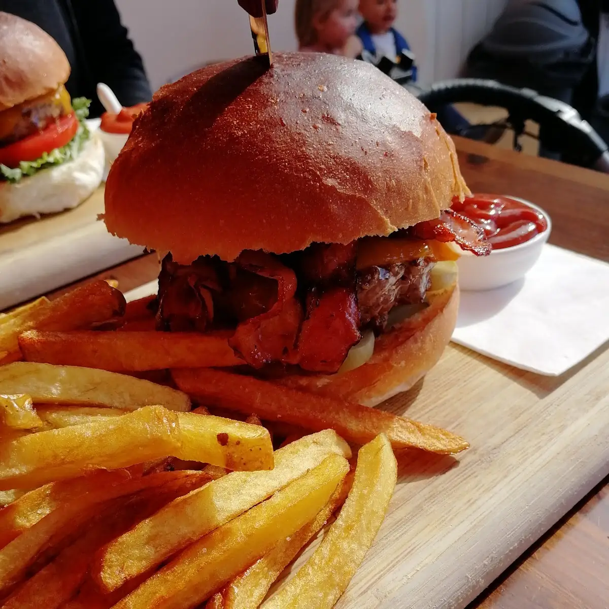 Der Fleischer Mit Pommes Und Selbstgemachter BBQ Sauce