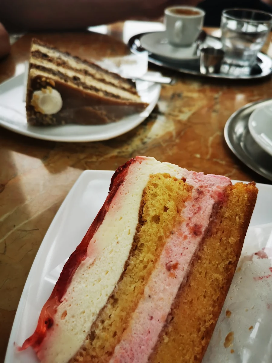 Erdbeertorte Nusstorte