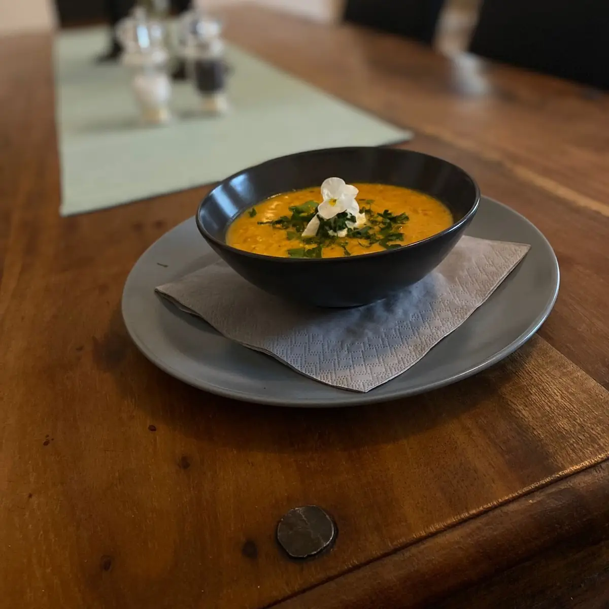 Rote Linsen-kokossuppe
