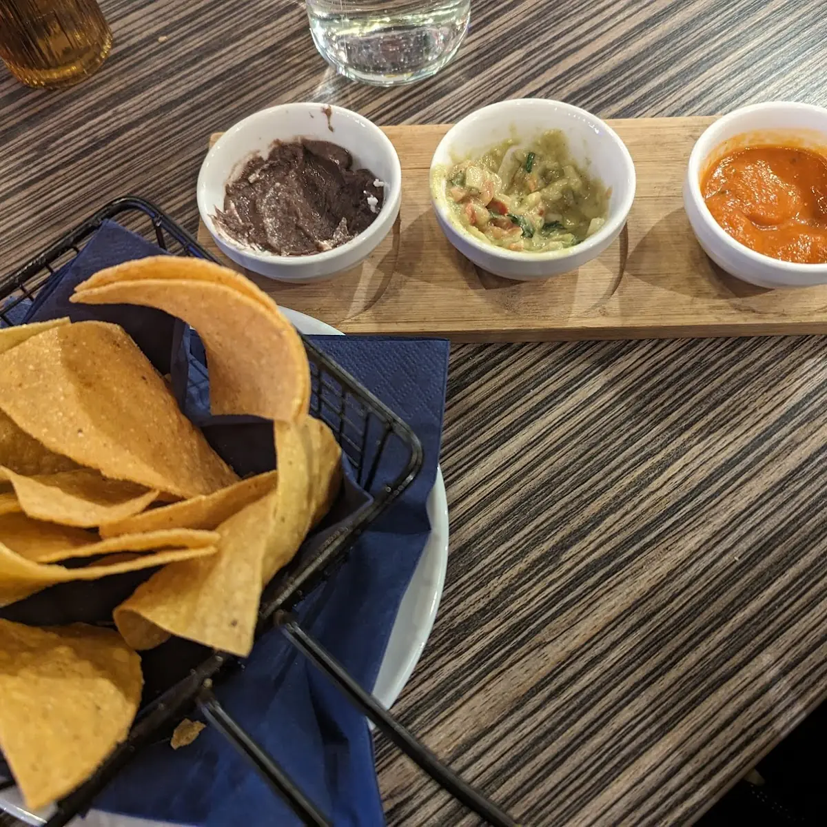 Totopos Con Salsa Roja Y Guacamole