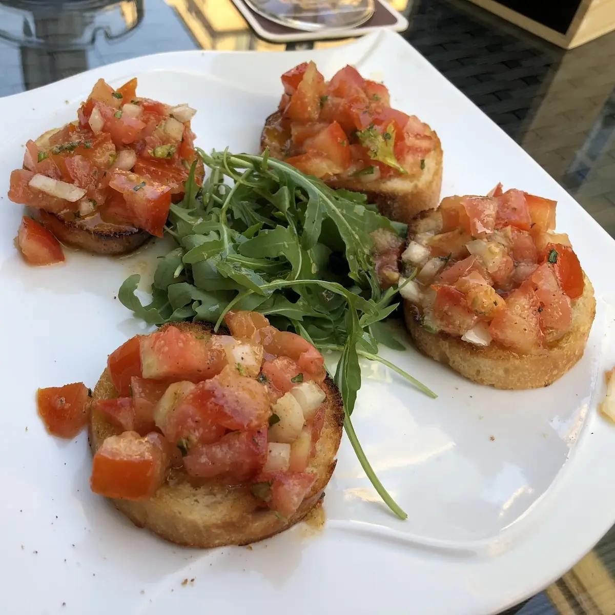 Bruschetta Con Pomodori E Basilico