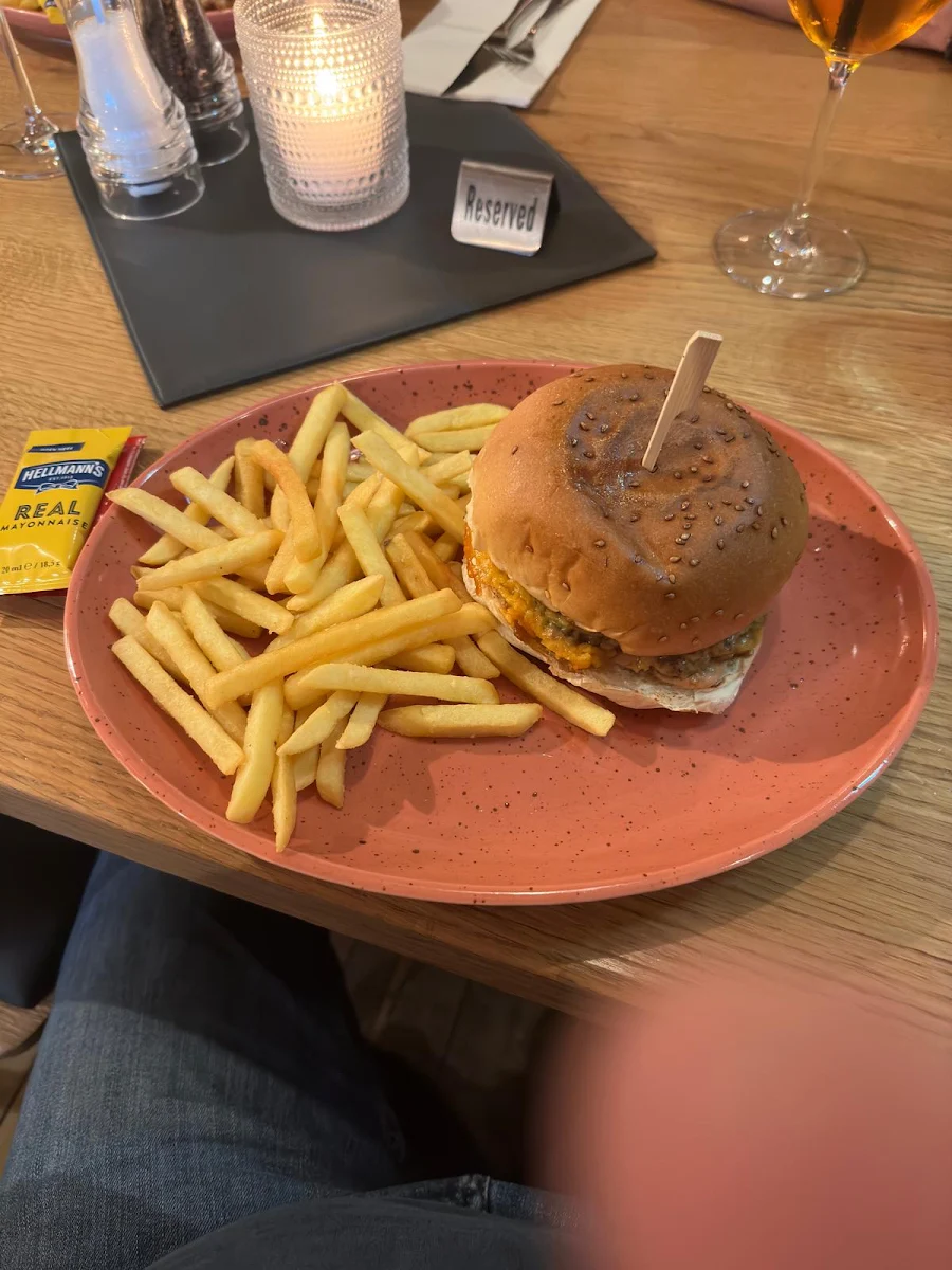 Cheeseburger Mit Pommes