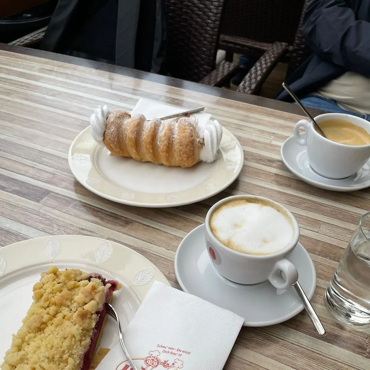Schaumrolle Und Zwetschkenkuchen