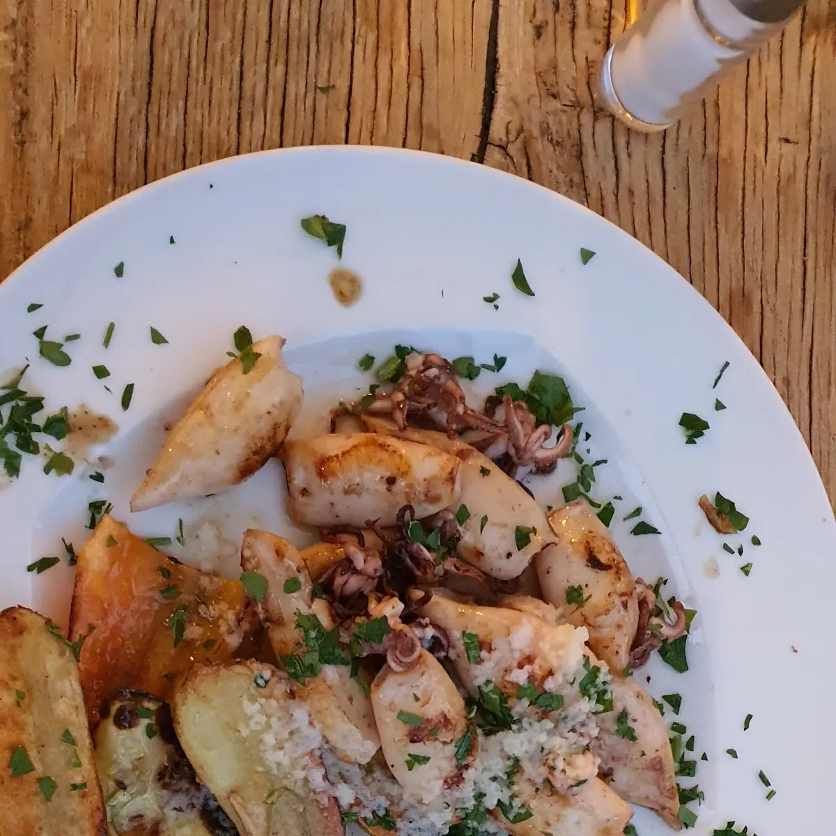 Gegrillte Calamari An Gegrillten Gemüse Und Rosmarinkartoffeln
