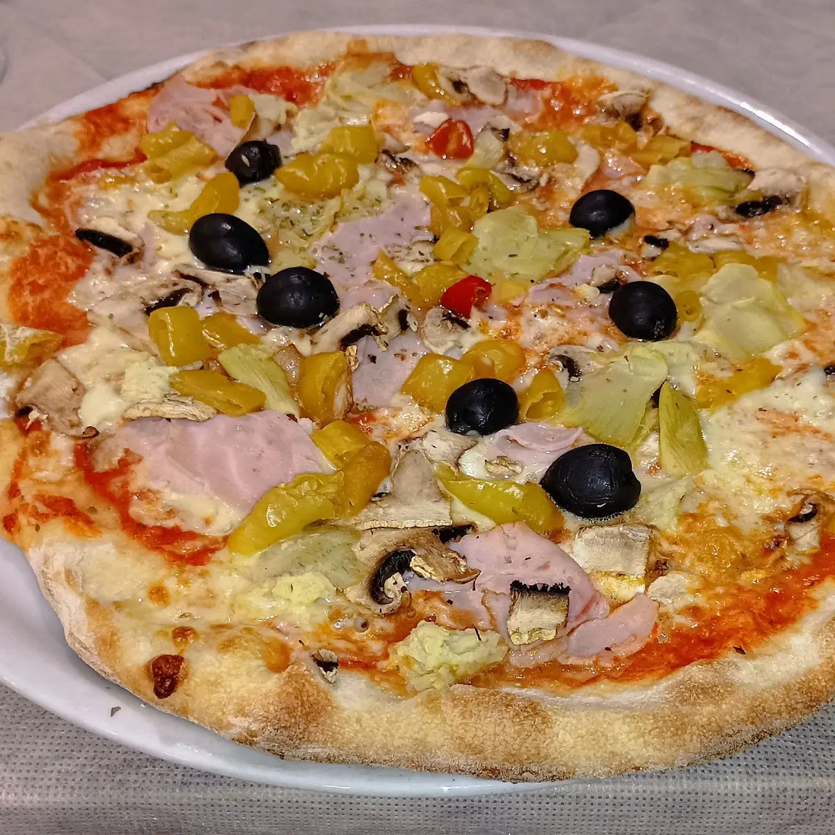 Pizza Capriciosa Mit Pfefferoni