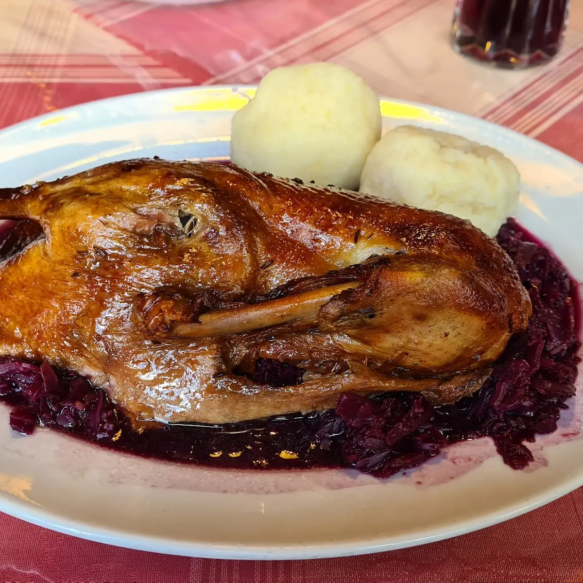 Ente Mit Rotkraut Und Knödel