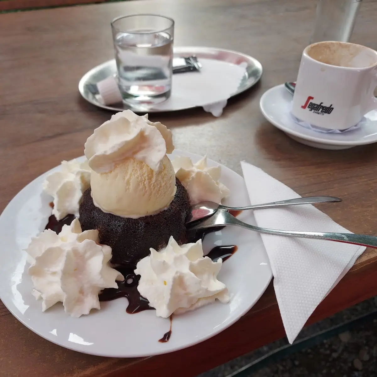 Kaffee Großen Braunen Und Eismohr Mit Schlagobers War Sehr Sehr Gut Einfach Köstlich