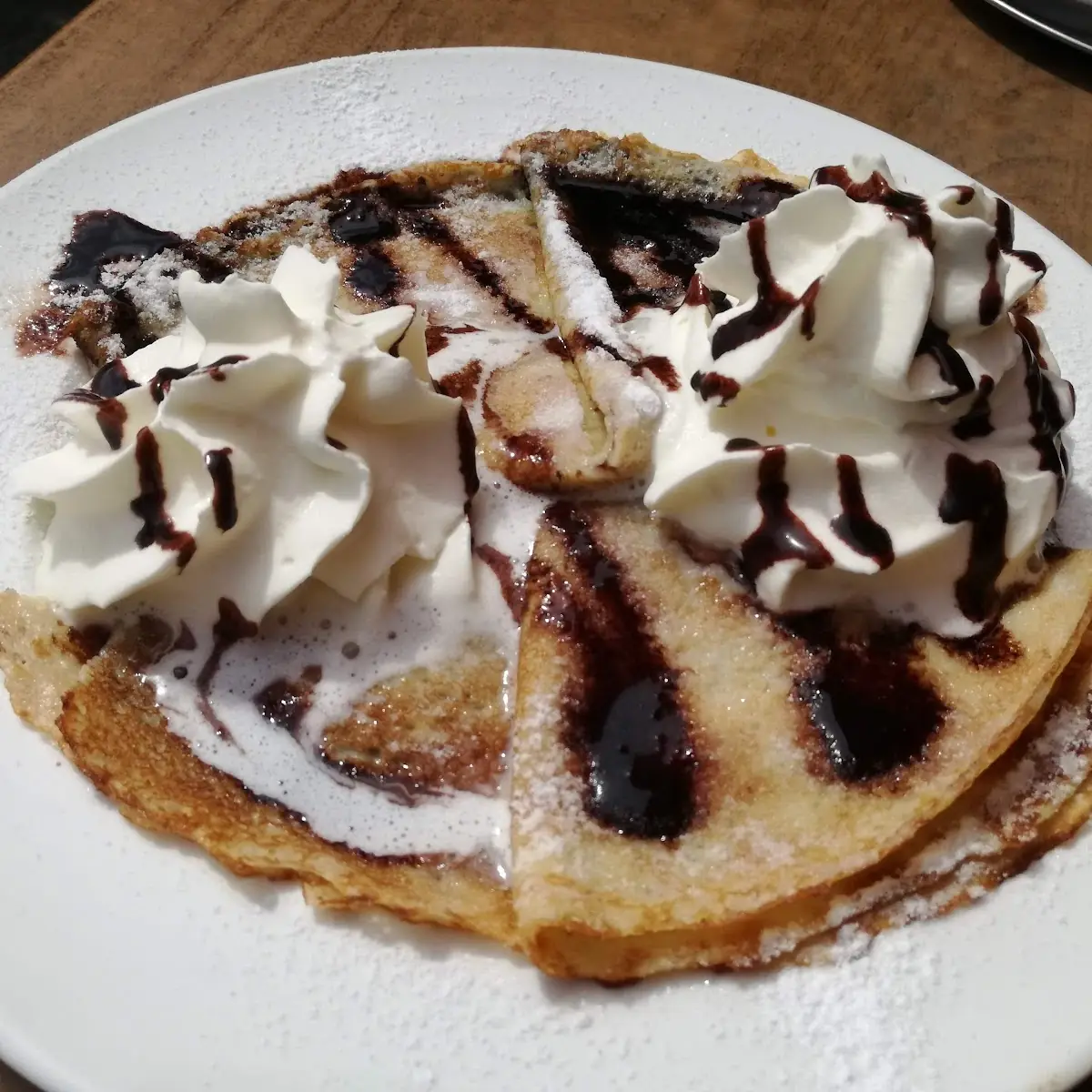 Palatschinken Mit Schokolade Soße Und Schlagsahne