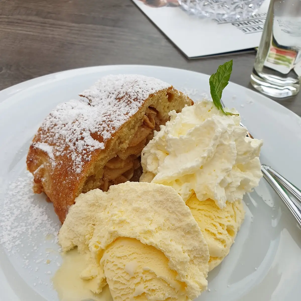 Apfelstrudel Mit Vanilleeis