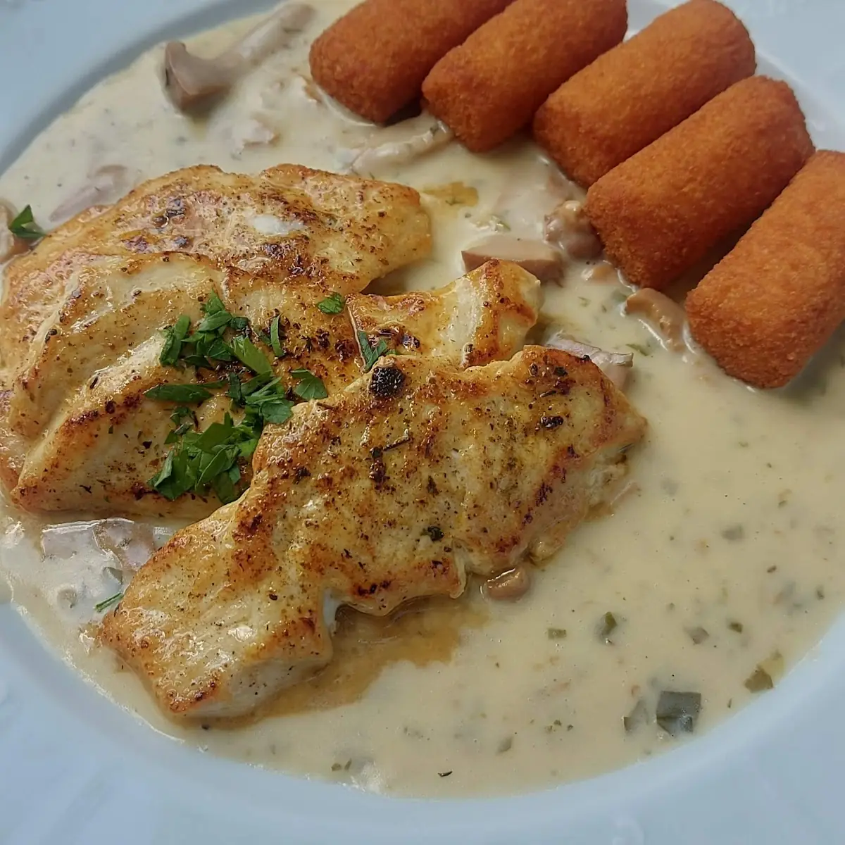 Gegrilltes Hühnerfilet M Eierschwammerl U Kroketten