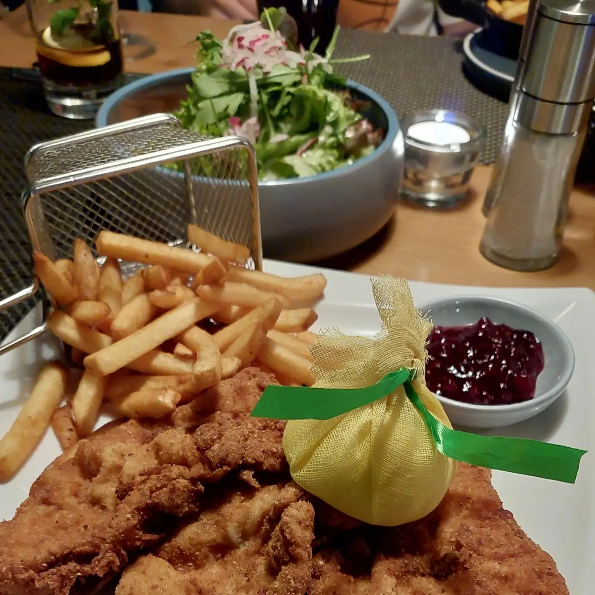 Kwiener Schnitzel Mit Pommes Fritesalbs