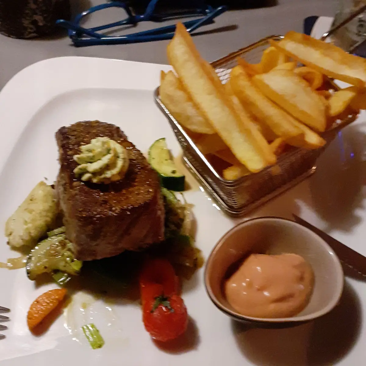 Rumpsteak Mit Gemüse Und Pommes