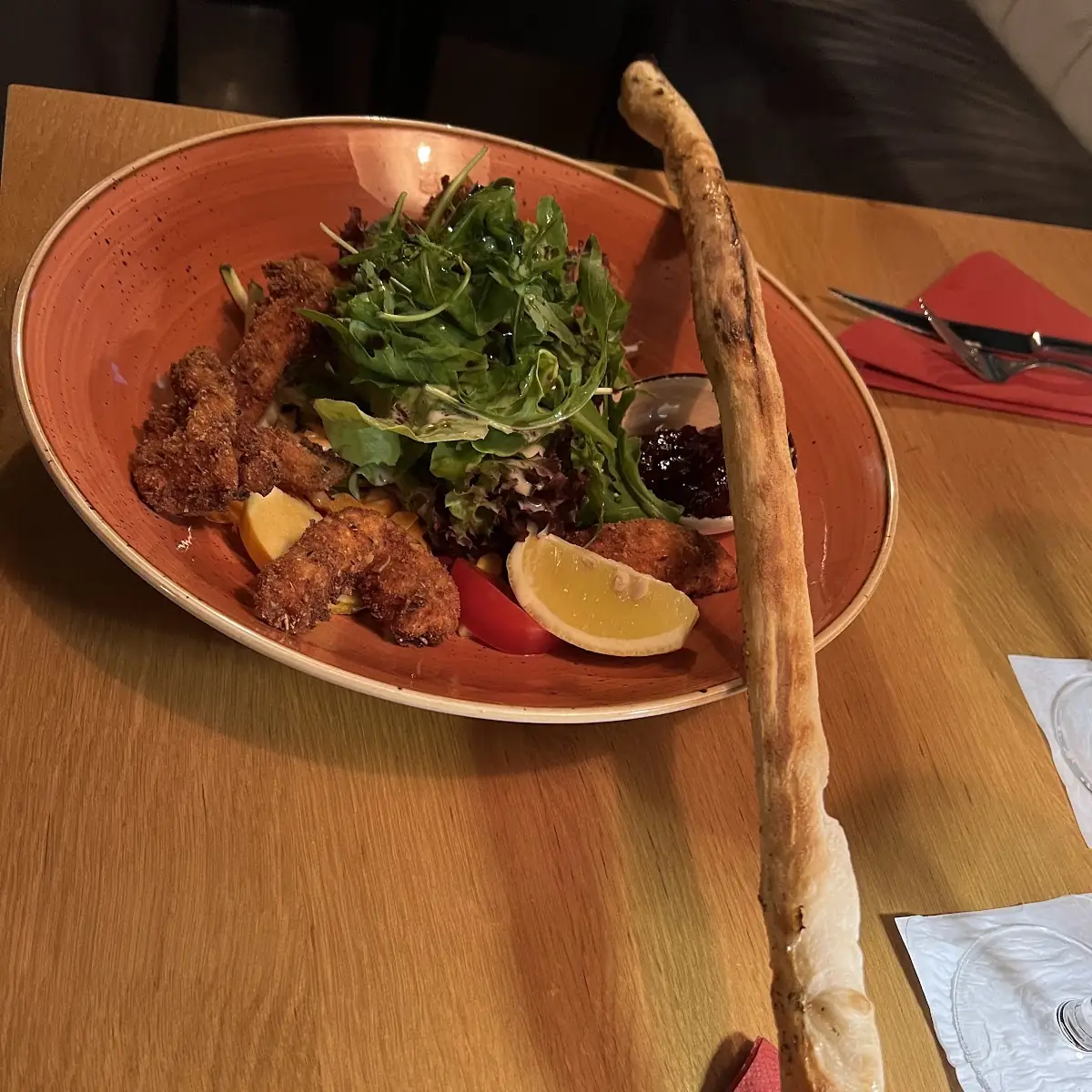 Salat Mit Backhendl Und Pizzabrot
