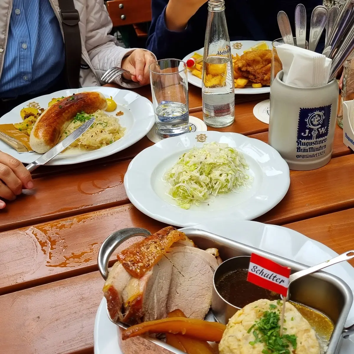 Wiener Schnitzel Vom Schwein Mit Hausgemachten Erdäpfelsalat Und Preiselbeeren