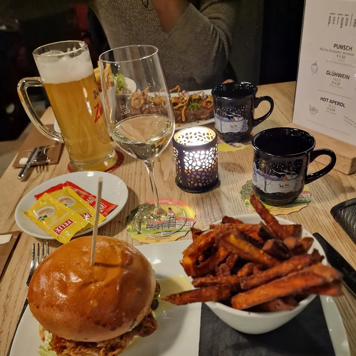 Pulled Chicken Burger Mit Süßkartoffelpommes