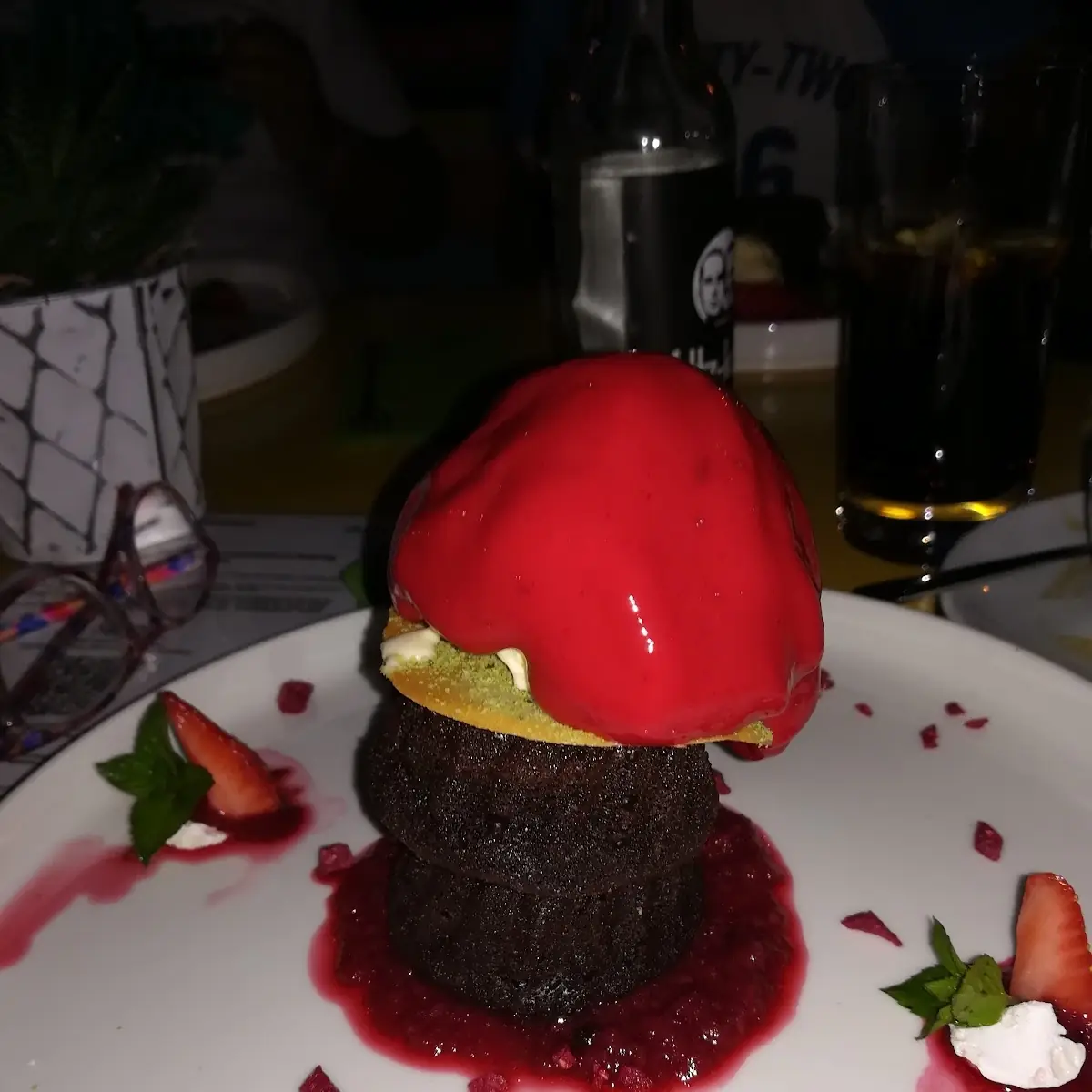 Browny Mit Eis Und Himbeersauce