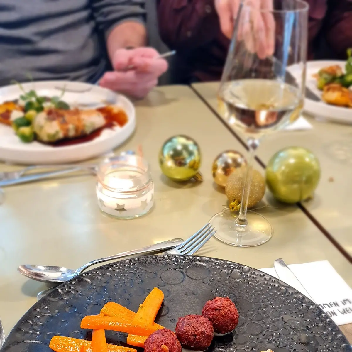 Wolfsbarsch Mit Rote-beete-falafel Und Karotten