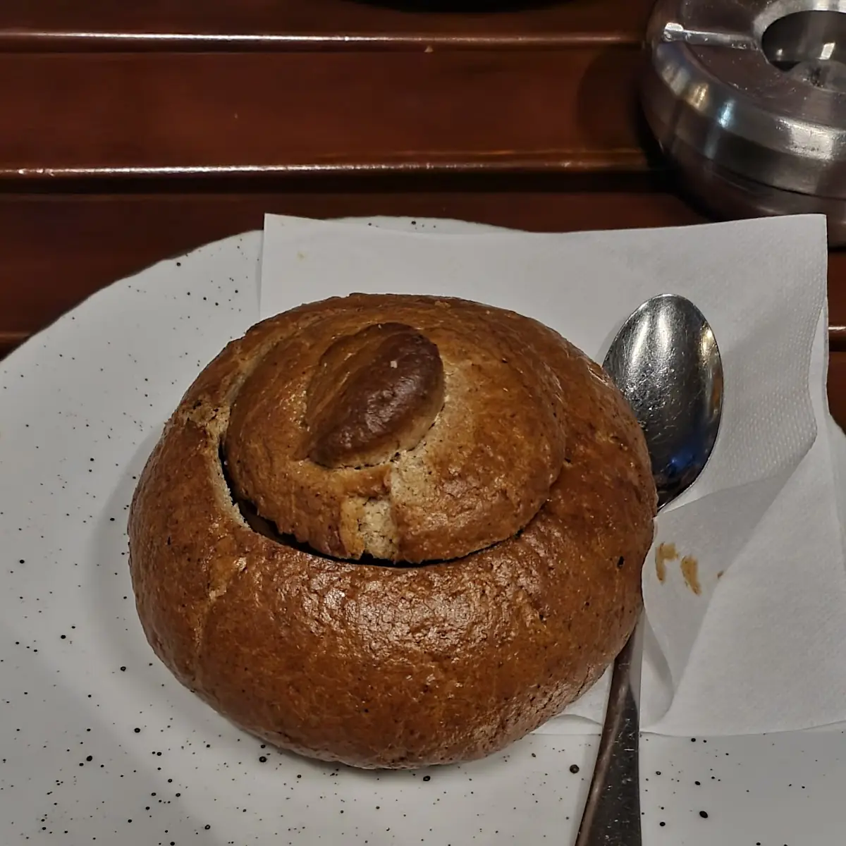 Bierrahmsuppe Im Brot Serviert