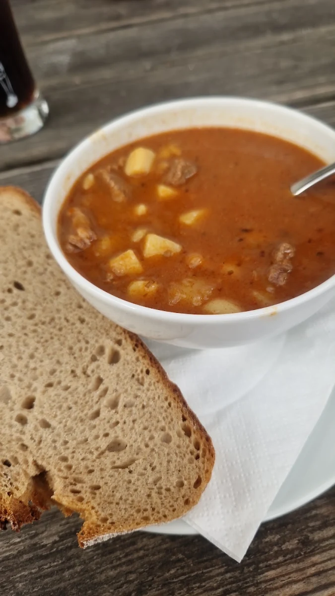 Gulaschsuppn Mit Brot