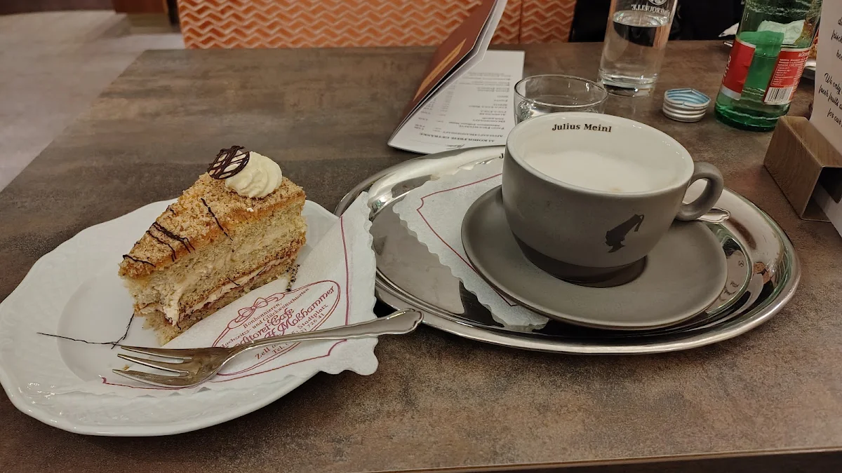 Ořechový Dort A Velké Cappuccino