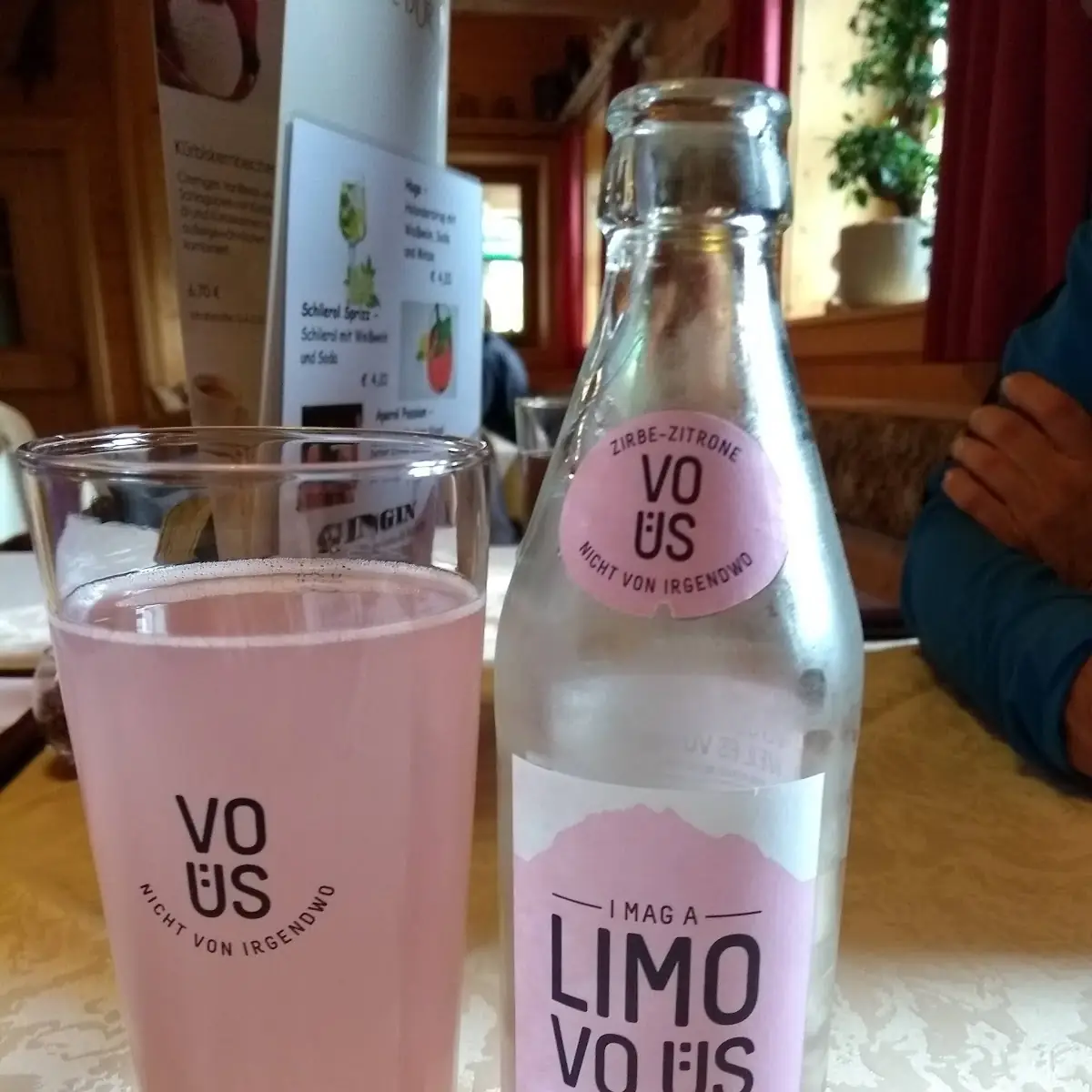 Limonade Zirbe Zitrone