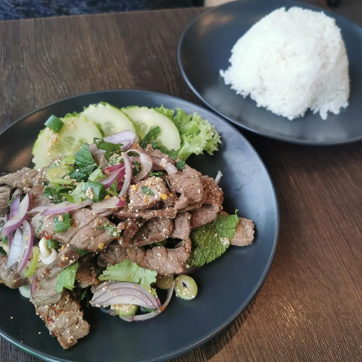 Nam Tok Mit Gegrilltem Fleisch