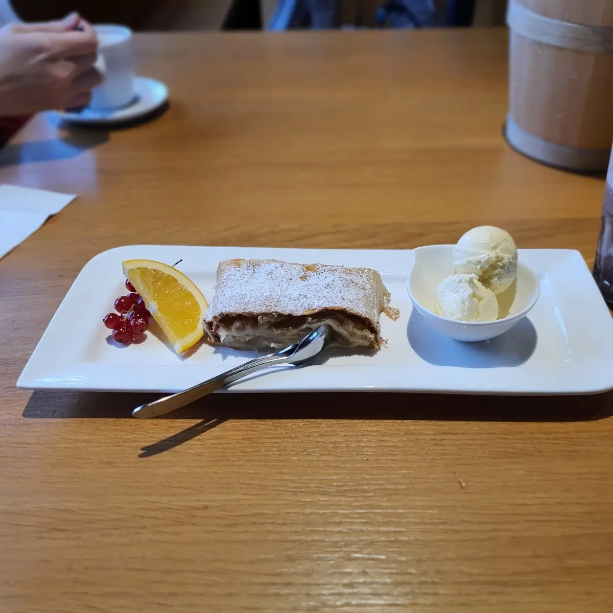 Apfelstrudel Mit Vanilleeis