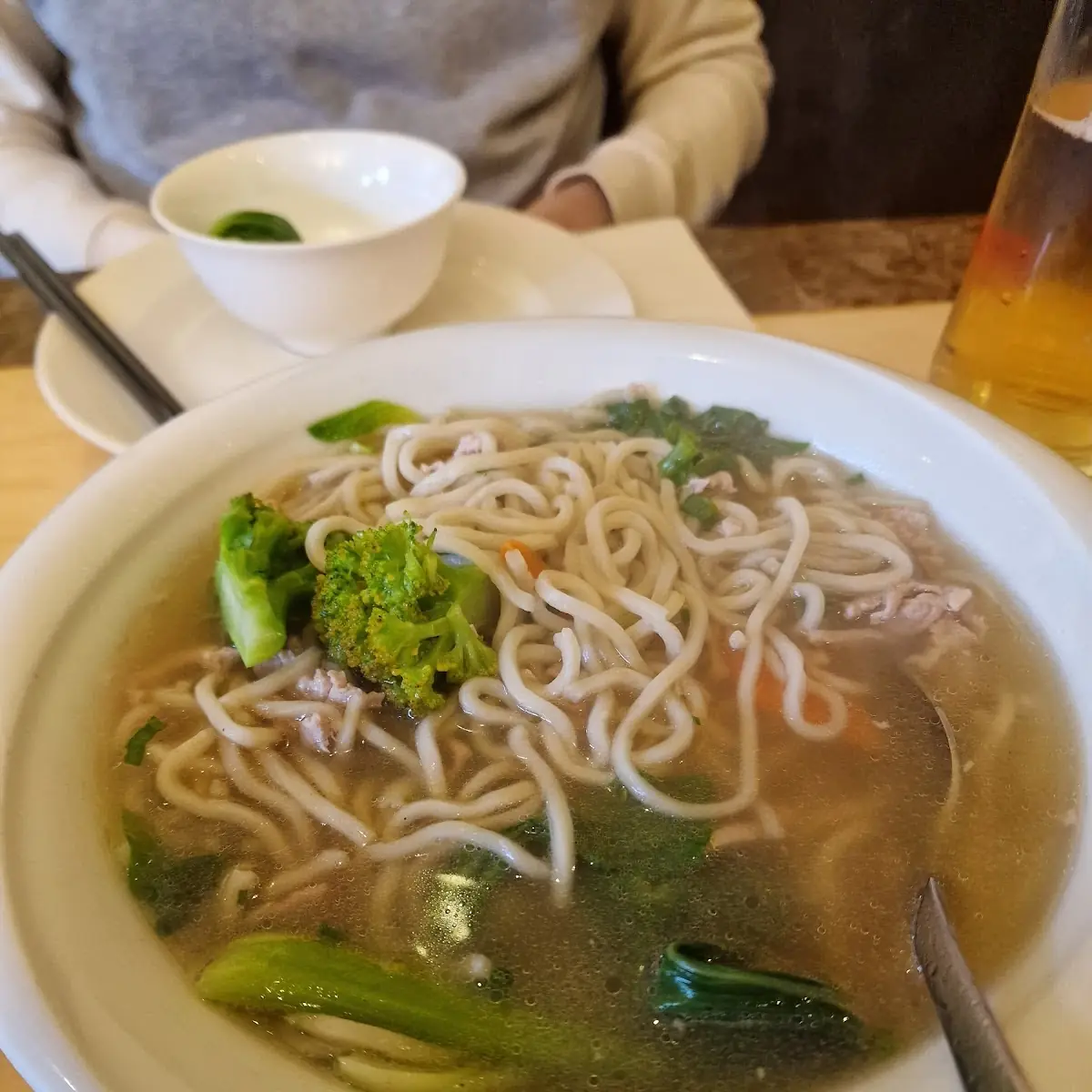 Nudelsuppe Mit Schwein Und Gemüse