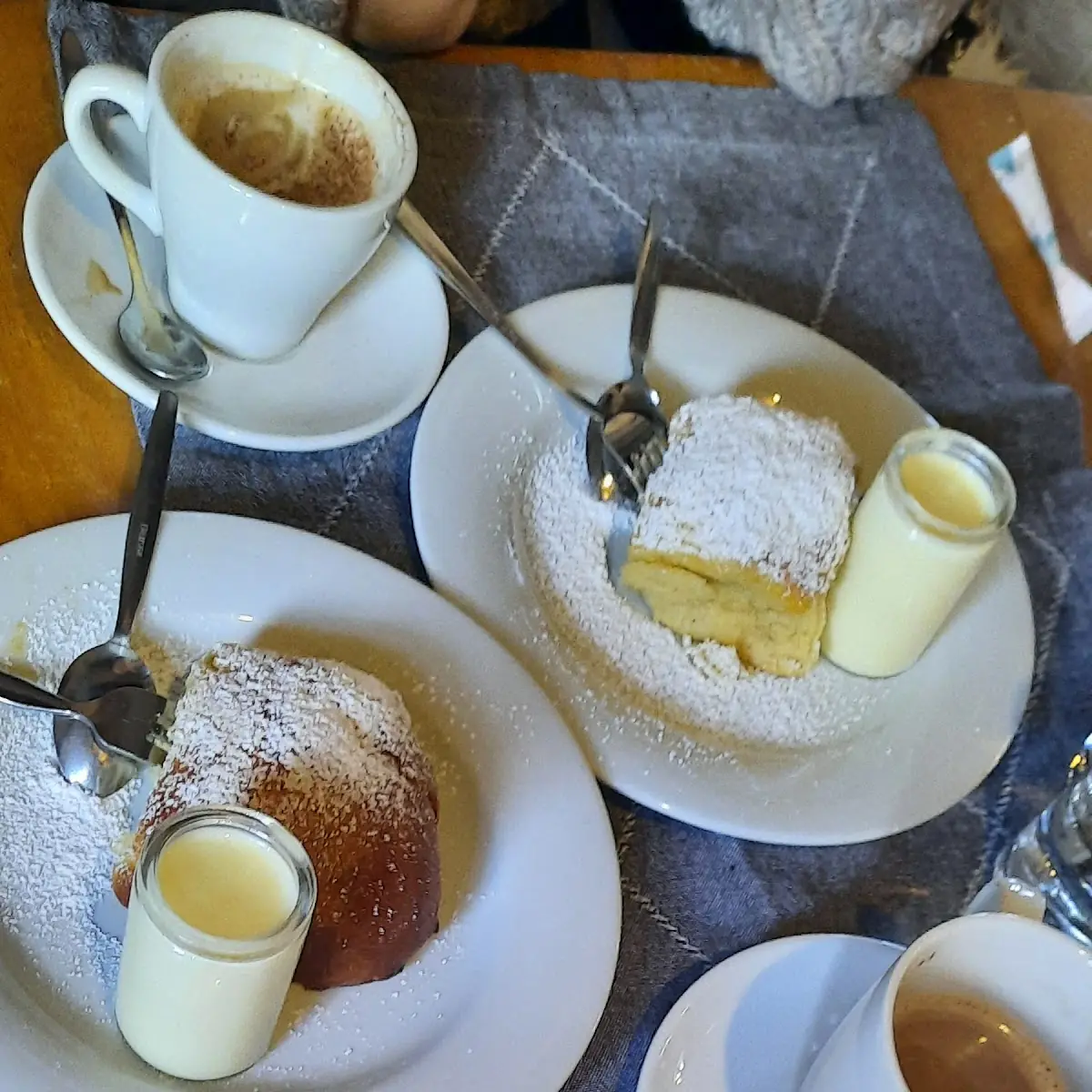 Buchteln Und Apfelstrudel Mit Vanillesauce