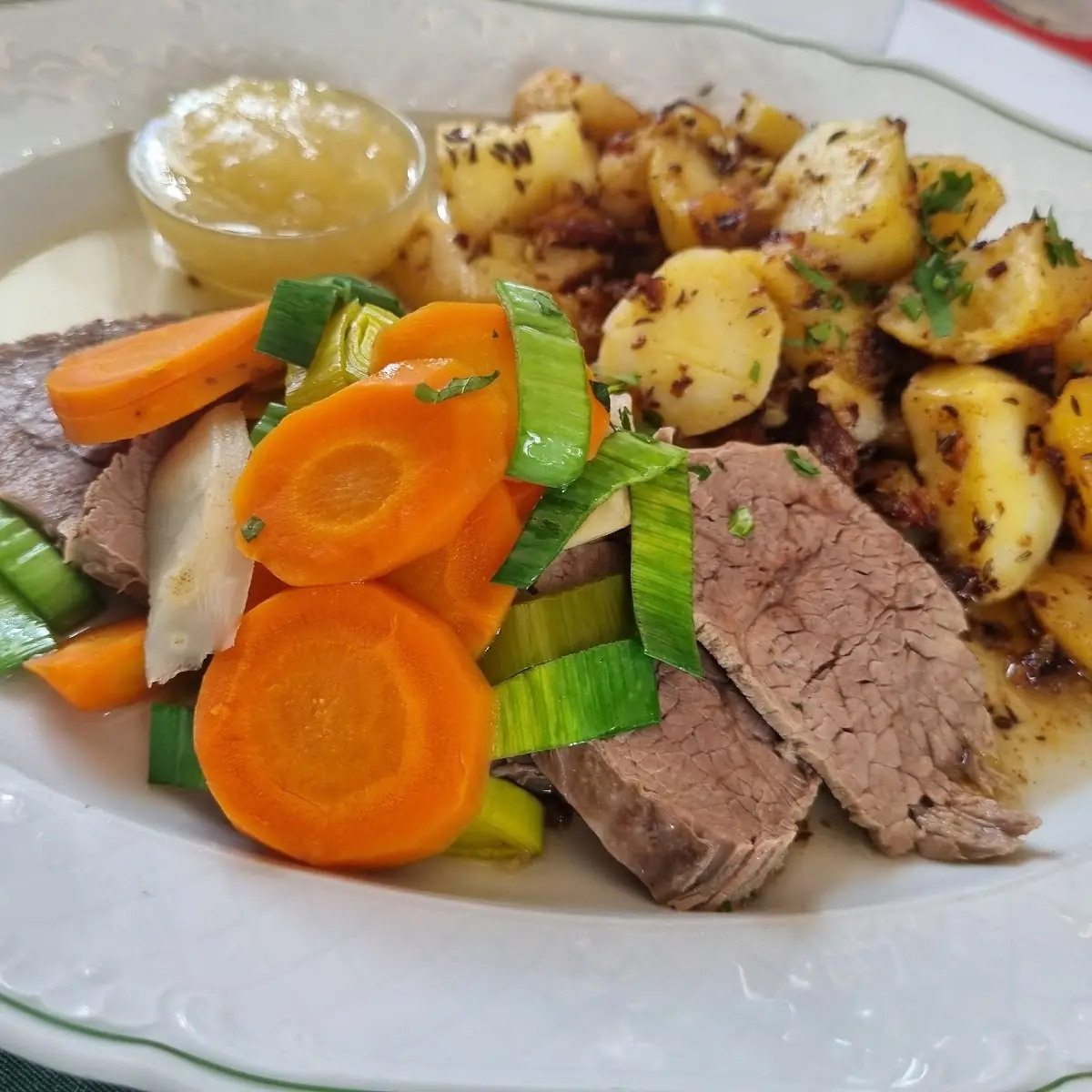 Gekochtes Rindfleisch Mit Gemüse Und Röstkartoffel Und Apfelkren