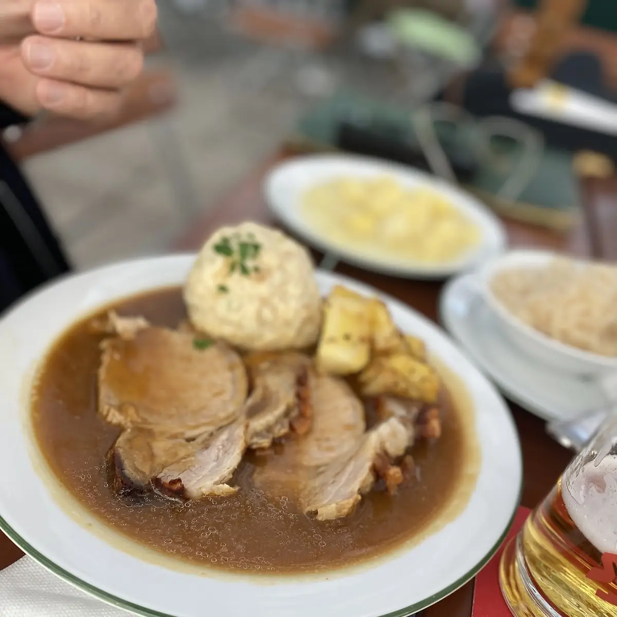 Schweinsbraten Mit Knödel Und Bratkartoffeln