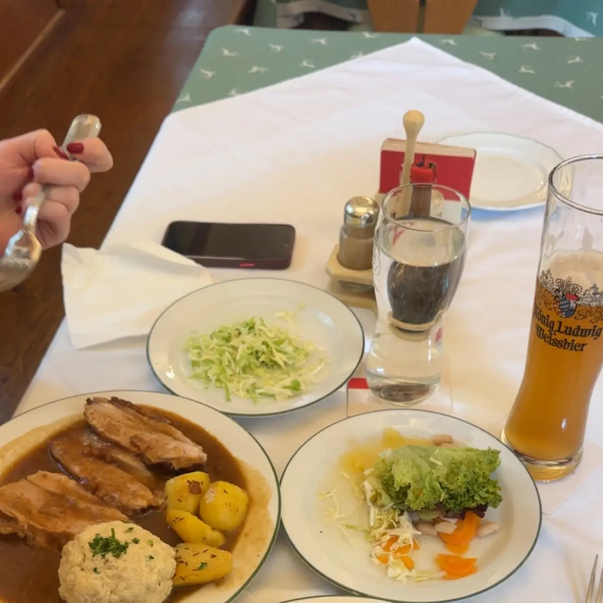 Zwiebelrostbraten Mit Knödel Und Kroketten
