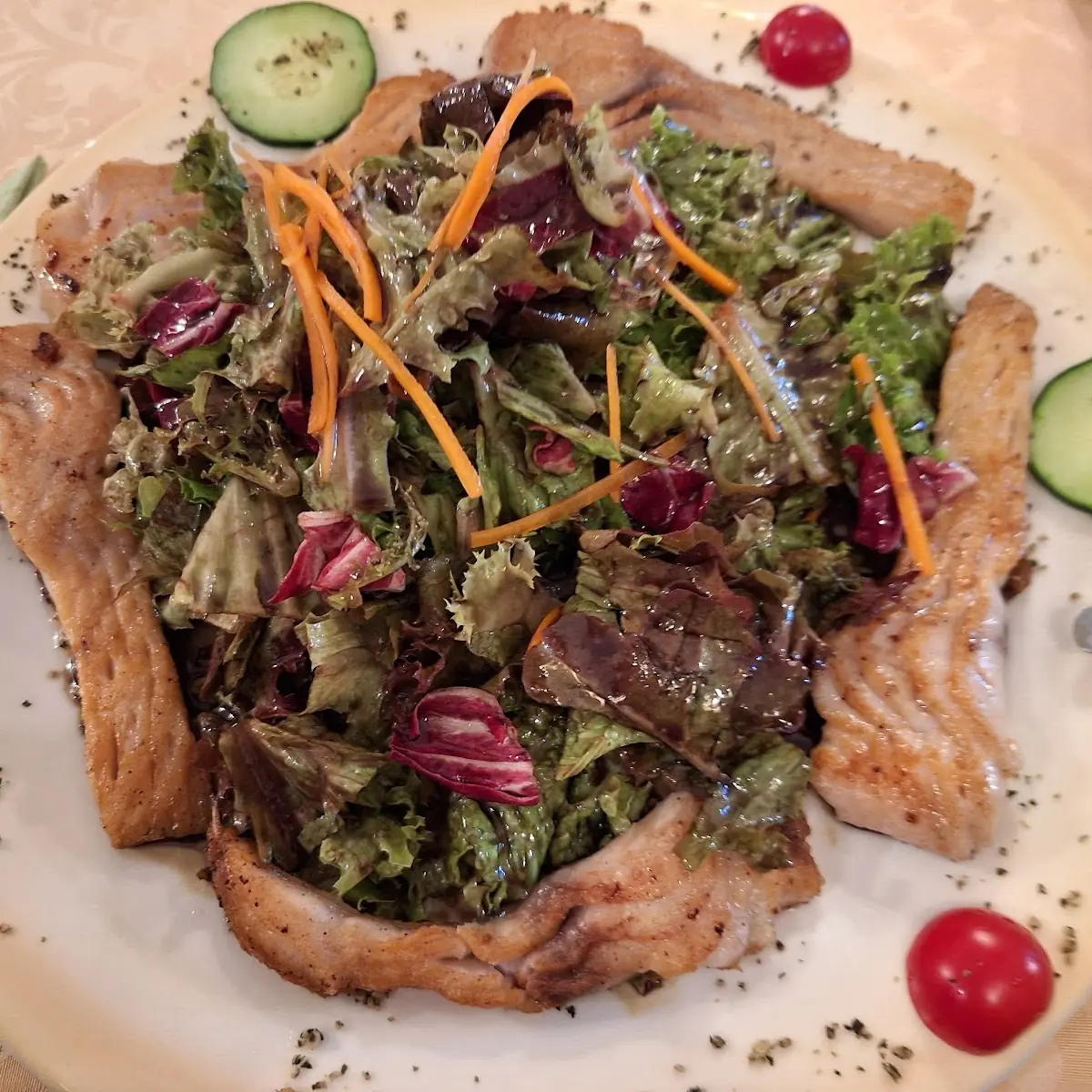Karpfenlocken Auf Grüner Salat