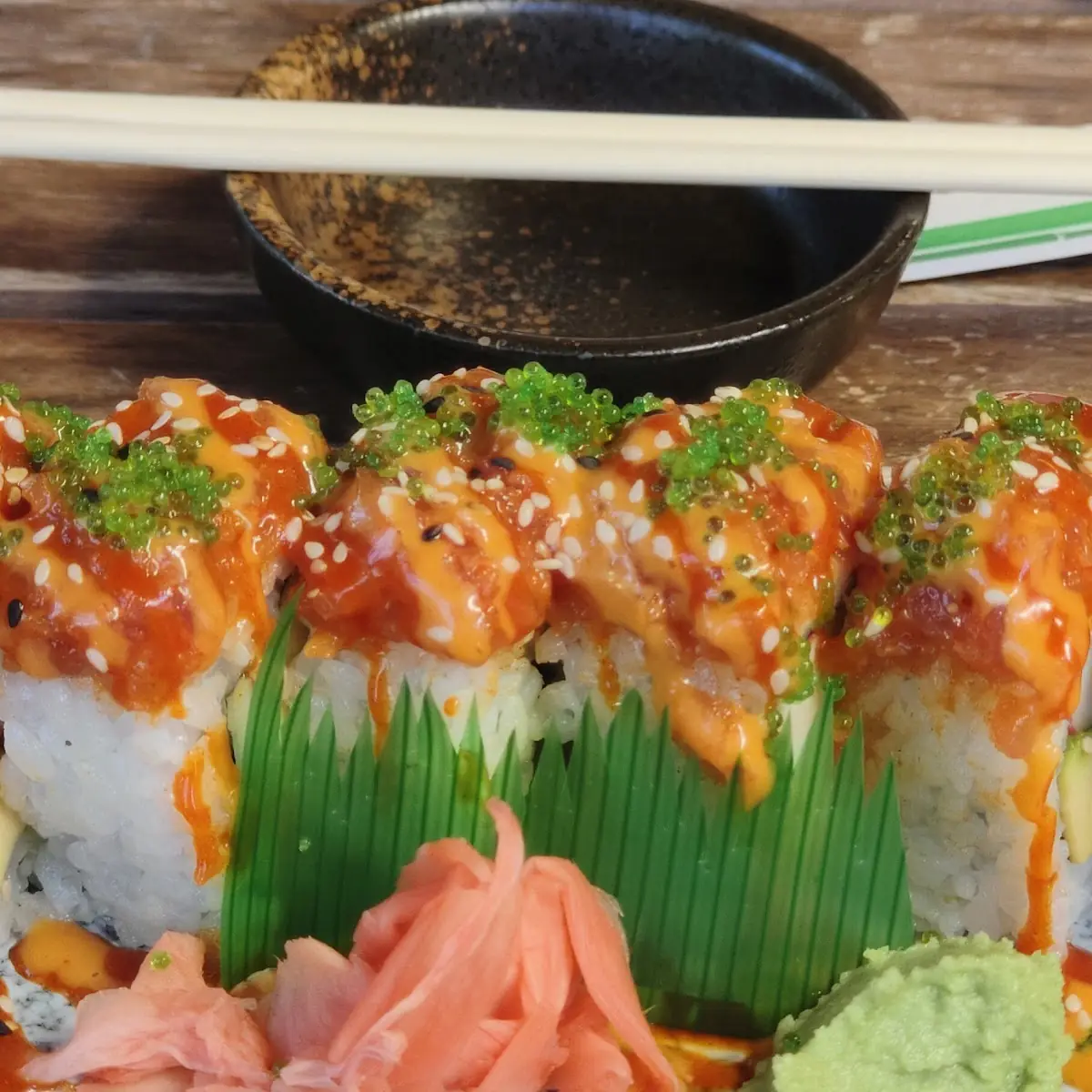 Sushi Platte Mit Scharfer Sauce Gewoehnungsbeduerfig Aber Schmeckte